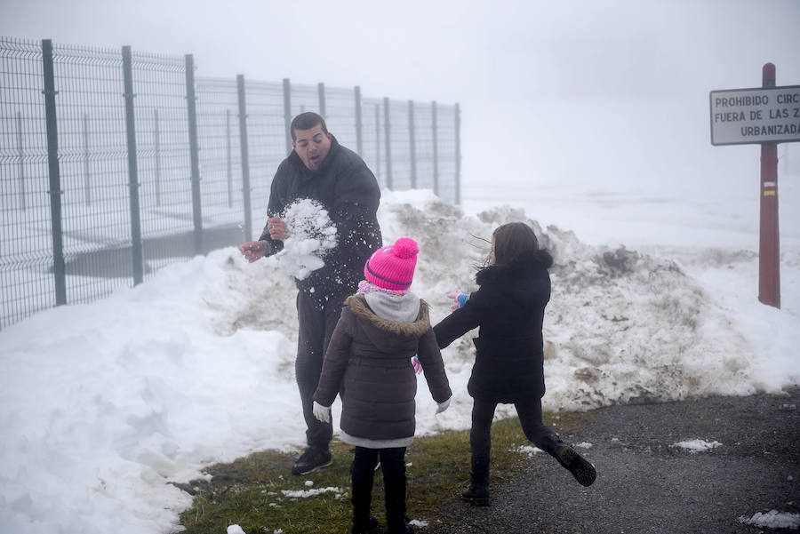 La acumulación de nieve tras el temporal hizo las delicias de las familias y esquiadores que acudieron durante la jornada de este viernes.