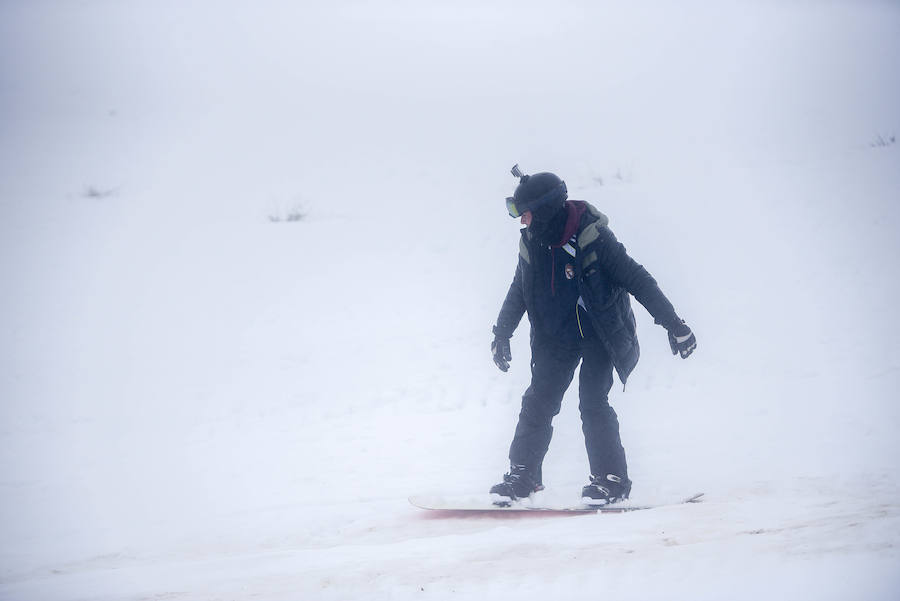 La acumulación de nieve tras el temporal hizo las delicias de las familias y esquiadores que acudieron durante la jornada de este viernes.