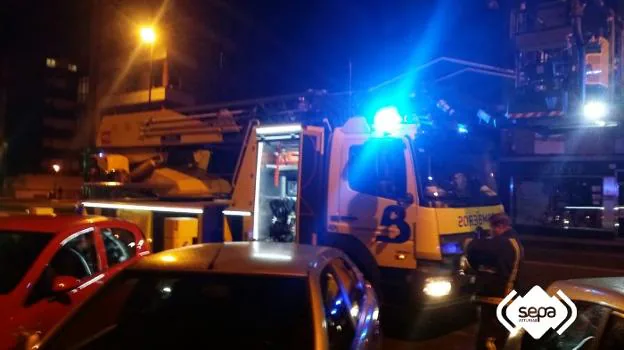 Los bomberos con base en Avilés sofocaron las llamas con rapidez y el SAMU trasladó a los afectados al hospital. 