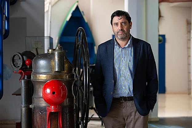 Francisco González en las instalaciones del Centro de FP de La Mar en Gijón. 