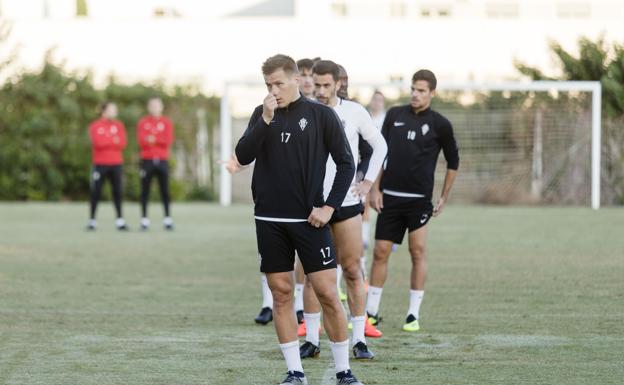 Robin Lod, delante de varios futbolistas rojiblancos durante el entrenamiento en Almería. 