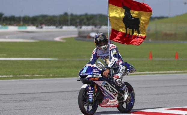 El piloto madrileño Jorge Martín celebra su victoria en Sepang (Malasia).