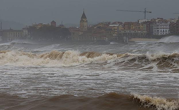 Oleaje en la playa de San Lorenzo durante el pasado temporal.