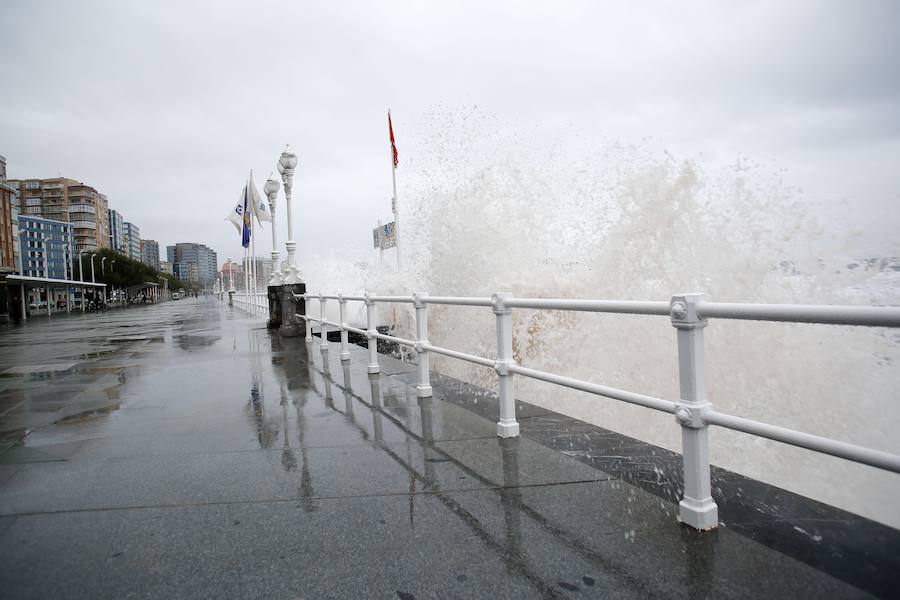 Según los datos de la Agencia Estatal de Meteorología (Aemet), las fuertes precipitaciones han dejado 37 litros por metro cuadrado, una cifra solo superada por las registradas en Segovia y Ávila. 