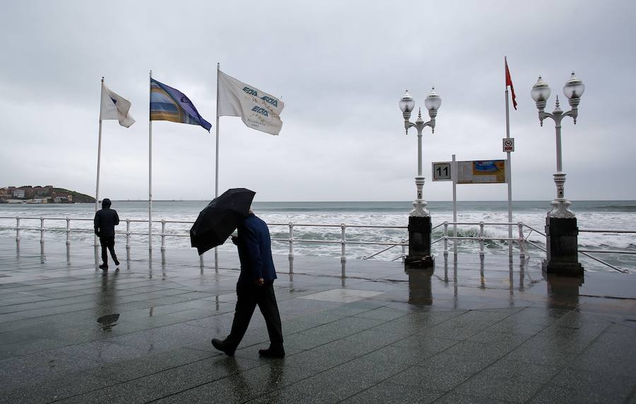 Según los datos de la Agencia Estatal de Meteorología (Aemet), las fuertes precipitaciones han dejado 37 litros por metro cuadrado, una cifra solo superada por las registradas en Segovia y Ávila. 