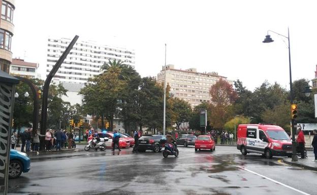 Herido un motorista tras chocar contra un coche en Gijón