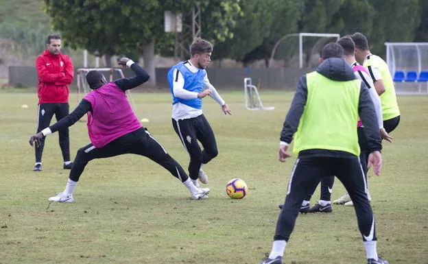 Baraja (al fondo) supervisa el entrenamiento del Sporting de este lunes en la ciudad universitaria de Málaga.