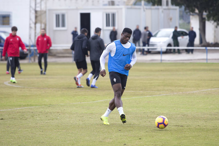 Tras la derrota del domingo en Almería, los rojiblancos se ejercitaron en la ciudad universitaria de Málaga antes de emprender el viaje de vuelta.