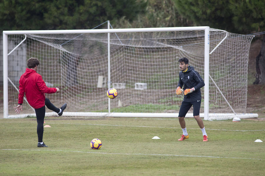 Tras la derrota del domingo en Almería, los rojiblancos se ejercitaron en la ciudad universitaria de Málaga antes de emprender el viaje de vuelta.