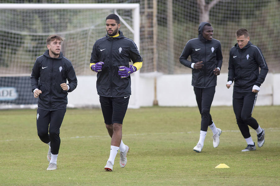 Tras la derrota del domingo en Almería, los rojiblancos se ejercitaron en la ciudad universitaria de Málaga antes de emprender el viaje de vuelta.