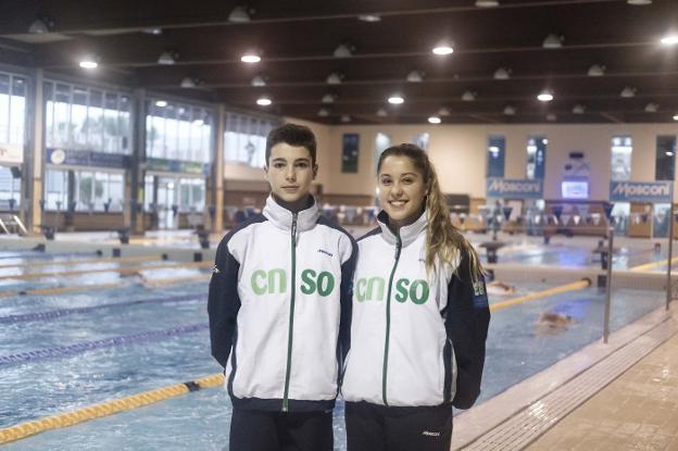 Miguel y Laura Pérez, ayer en la piscina del Santa Olaya. 