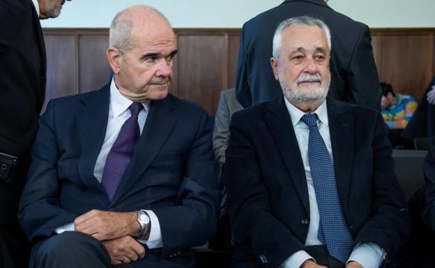 Los expresidentes de la Junta Manuel Chaves (i) y José Antonio Griñán, en el juicio de los ERE. 
