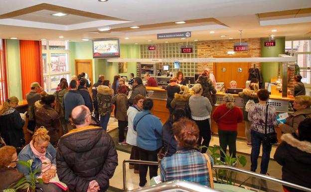 Colas en Gijón para solicitar la renta social: «Con lo que entra en casa es difícil llegar a fin de mes»