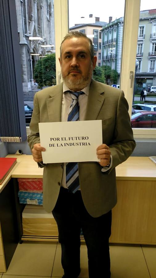 Alfonso Araujo: «Lo principal ahora es que Alcoa no cierre, pero debemos ir a más», señala el concejal no adscrito, que pide «un plan industrial para recuperar empleo y actividad económica».