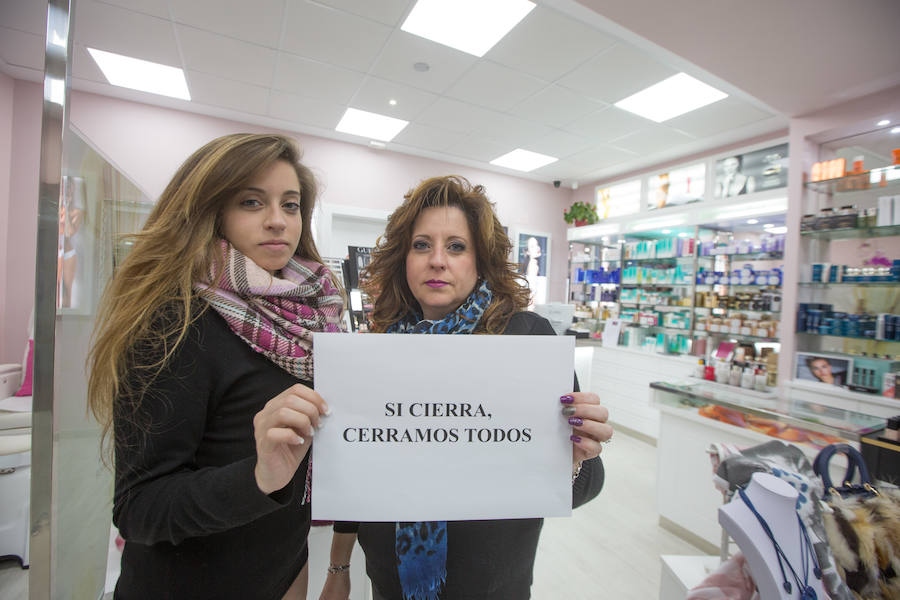 Silvia Fernández y Flor Mária García. Dependientas. «Es un desastre porque se pierden muchos puestos de trabajo, tanto directos como indirectos»