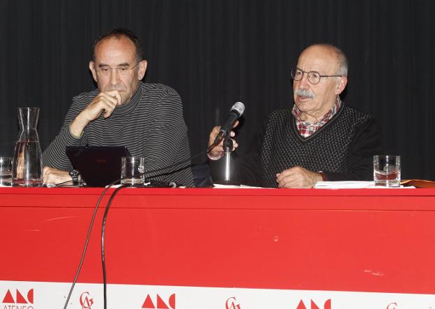 José Ángel Muñoz y el neumólogo Félix Payo, durante la charla de ayer. 