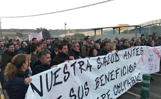 Cabecera de la manifestación esta tarde en el acceso a Asturiana de Zinc. 