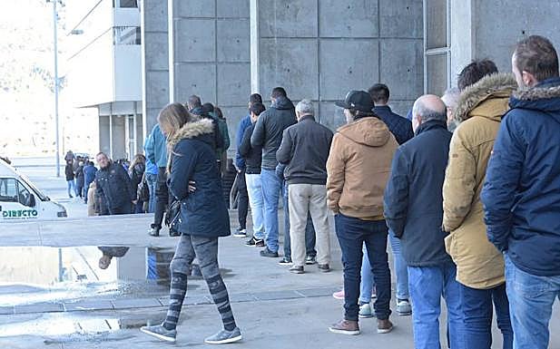 Colas en el Carlos Tartiere para sacar entradas para el derbi