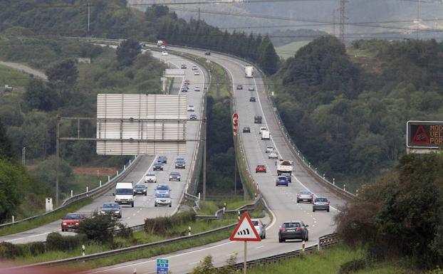 La Autovía del Cantábrico, a su paso por el viaducto de Somonte. 