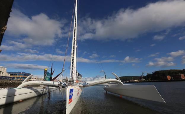 El trimarán atracado en el puerto deportivo. 