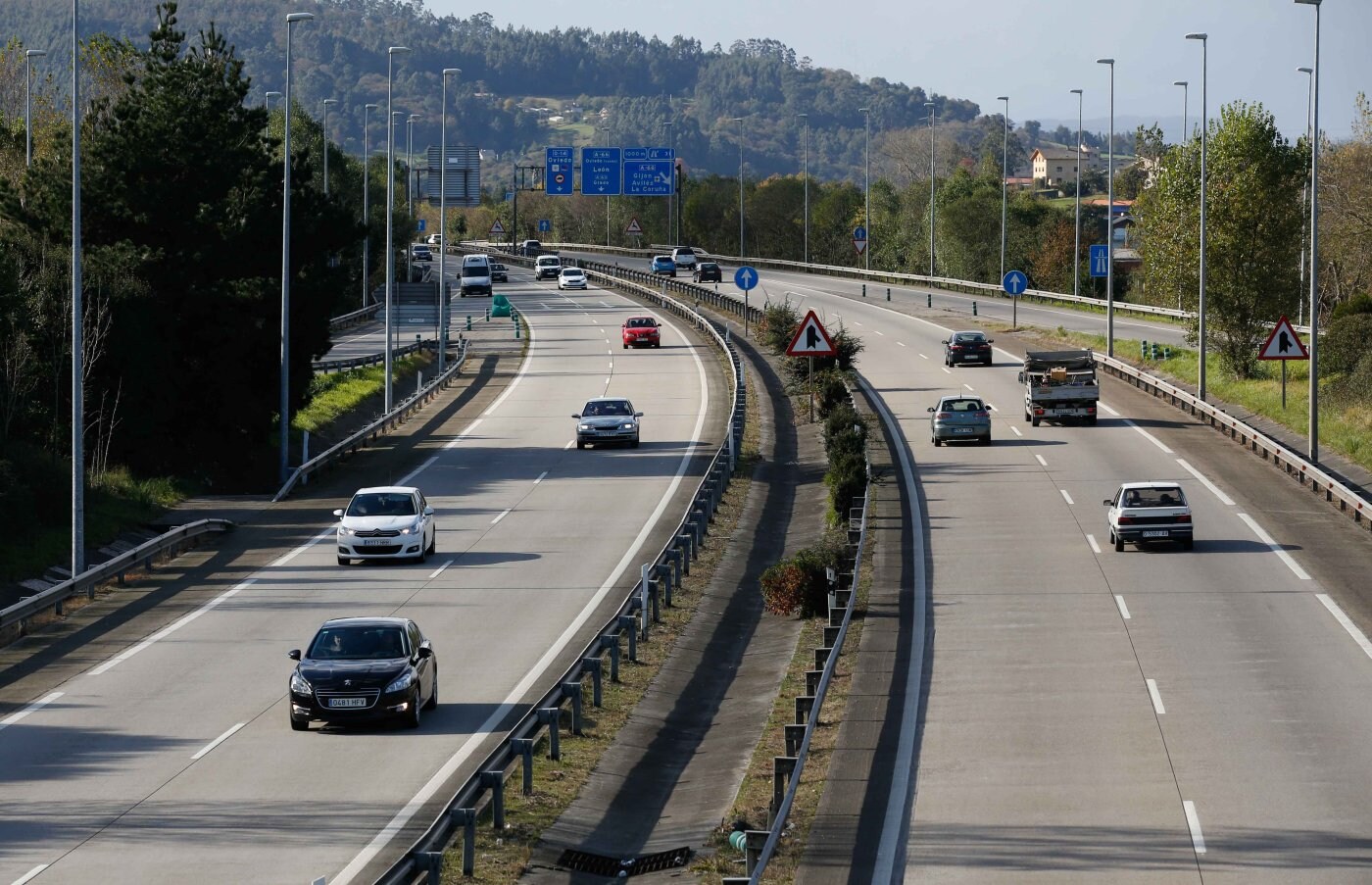 La autovía a la altura del acceso al centro comercial de Paredes. 