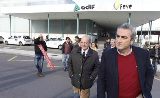 El diputado regional del PP Carlos Suárez y el edil Manuel de Castillo ante la estación provisional. Detrás de ellos Mariano Marín. 