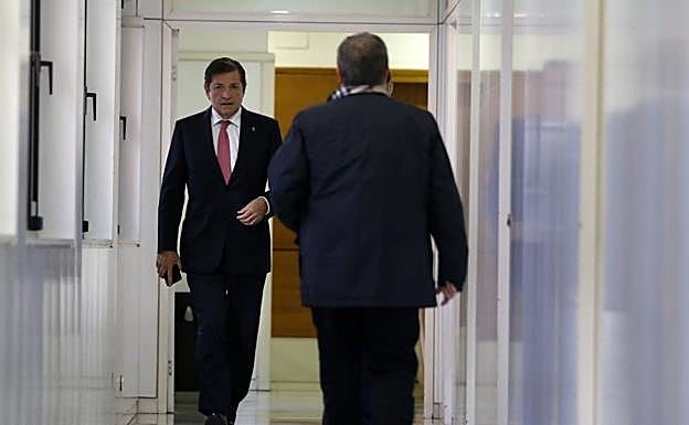 El presidente asturiano, Javier Fernández, antes de la reunión del Consejo de Gobierno. 