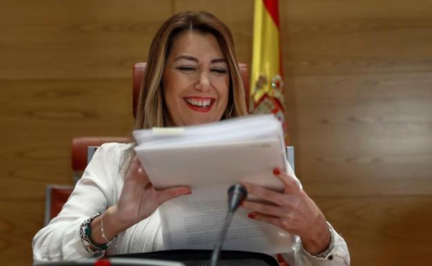 Susana Díaz sonríe durante su comparecencia en el Senado. 