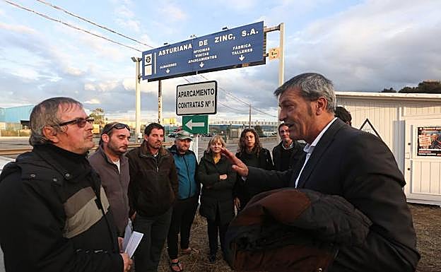 Tania González y Edouard Martin visitan a los huelguistas. 