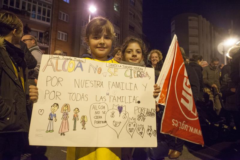 50.000 manifestantes, según la organización, defendieron el futuro de las dos plantas de aluminio en una jornada «histórica» para la industria asturiana