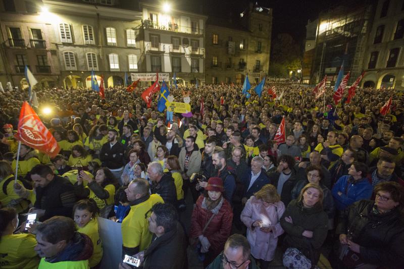 50.000 manifestantes, según la organización, defendieron el futuro de las dos plantas de aluminio en una jornada «histórica» para la industria asturiana