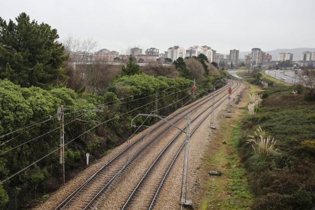 Vías de la línea Gijón-Laviana, afectada por la incidencia. 