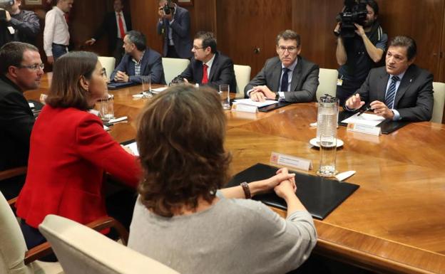 Alberto Núñez Feijóo y Javier Fenández, durante la reunión en Madrid con las ministras de Industria y Transición Ecológica.