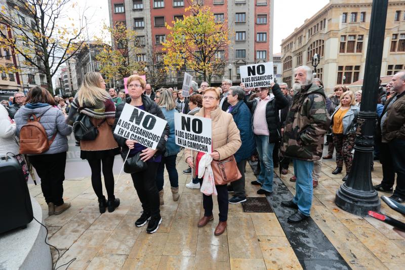 Cientos de personas han salido a la calle en Oviedo y Gijón para expresar su rechazo a la sentencia del Tribunal Supremo sobre el impuesto de las hipotecas. Han reclamado mayor independencia judicial.