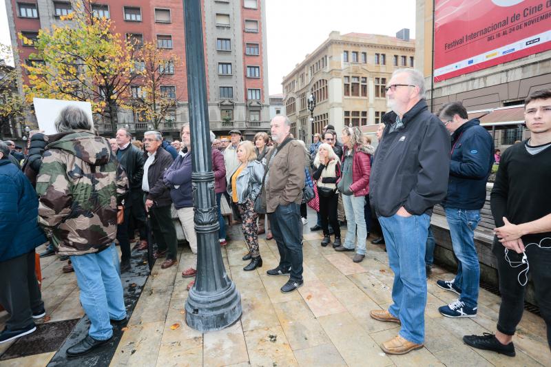 Cientos de personas han salido a la calle en Oviedo y Gijón para expresar su rechazo a la sentencia del Tribunal Supremo sobre el impuesto de las hipotecas. Han reclamado mayor independencia judicial.