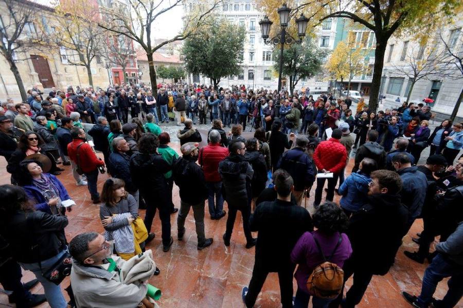 Cientos de personas han salido a la calle en Oviedo y Gijón para expresar su rechazo a la sentencia del Tribunal Supremo sobre el impuesto de las hipotecas. Han reclamado mayor independencia judicial.