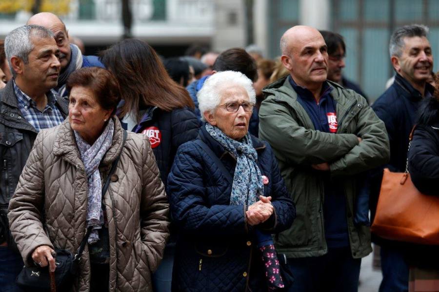 Cientos de personas han salido a la calle en Oviedo y Gijón para expresar su rechazo a la sentencia del Tribunal Supremo sobre el impuesto de las hipotecas. Han reclamado mayor independencia judicial.