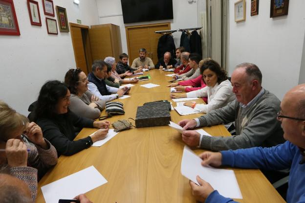 Los alcaldes de barrio y los portavoces durante la reunión mantenida ayer 