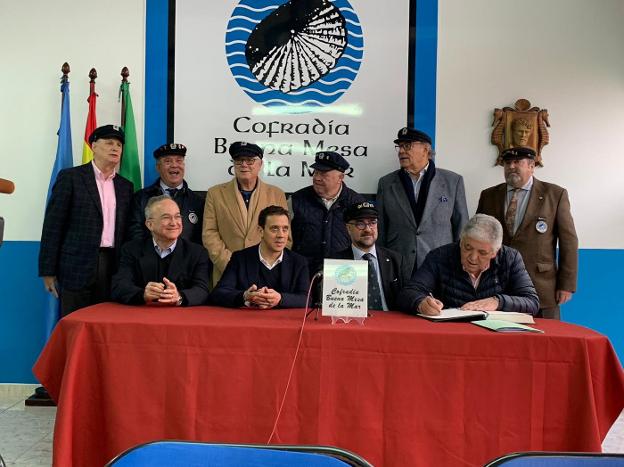 Los tres premiados firmaron por la mañana en el libro de honor de la Cofradía de la Buena Mesa de la Mar. 