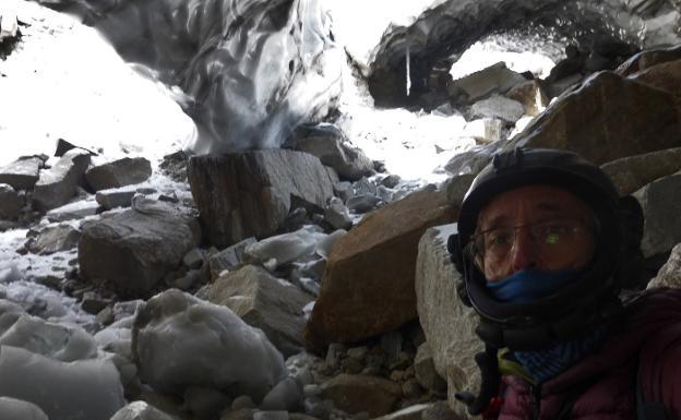 Arriba, Bernal se fotografía en su refugio. A la izquierda, intento por evitar la hipotermia.