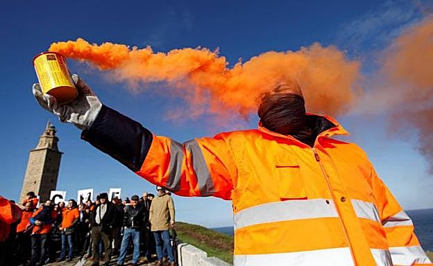 Cientos de trabajadores de la planta de Alcoa en A Coruña y vecinos de la ciudad se han manifestado frente a la Torre de Hércules para protestar por el cierre de las fábricas de la ciudad gallega y Avilés.