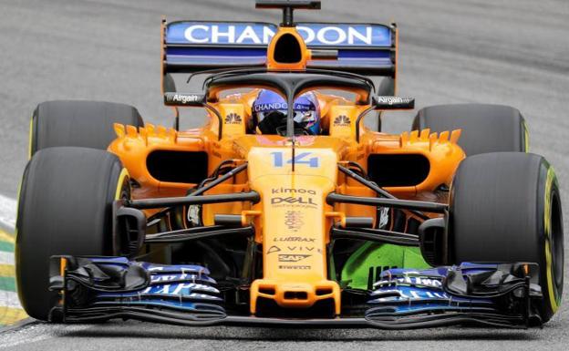 El piloto español Fernando Alonso corre durante el tercer y último entrenamiento libre para el Gran Premio de Brasil hoy, sábado 10 de noviembre de 2018, en Sao Paulo (Brasil).