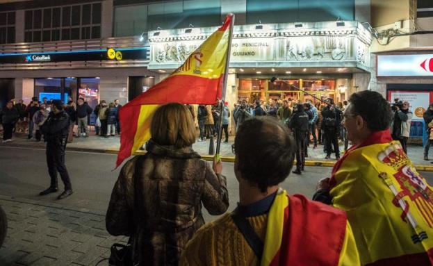 Dani Mateo recibido con banderas de España en Ciudad Real