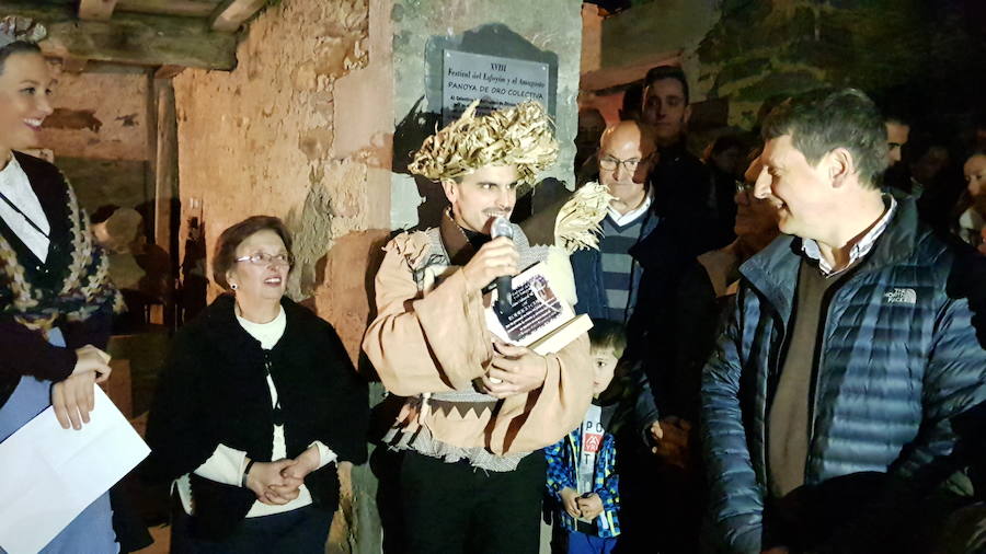 El artista Rodrigo Cuevas, galardonado con la Panoya de Oro, fue el protagonista del XXIII Festival del Esfoyón y el Amagosto de Navelgas, una cita en la que vecinos y visitantes de la villa tinetense reviven las tradiciones de antaño en los bajos de las paneras y las cuadras, donde unos y otros deshojan maíz, charlan y cantan. Durante la noche también se recrearon oficios tradicionales y se degustaron productos típicos del otoño, como castañas asadas. 