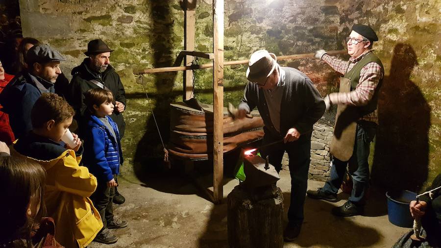 El artista Rodrigo Cuevas, galardonado con la Panoya de Oro, fue el protagonista del XXIII Festival del Esfoyón y el Amagosto de Navelgas, una cita en la que vecinos y visitantes de la villa tinetense reviven las tradiciones de antaño en los bajos de las paneras y las cuadras, donde unos y otros deshojan maíz, charlan y cantan. Durante la noche también se recrearon oficios tradicionales y se degustaron productos típicos del otoño, como castañas asadas. 