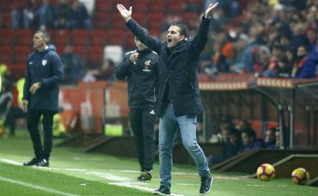 Rubén Baraja anima a sus futbolistas tras un gol del Málaga. 