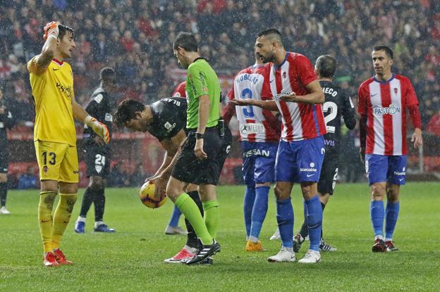 Álex Pérez pide explicaciones al árbitro tras el penalti. 