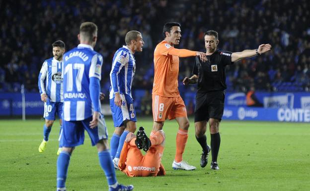 Ramón Folch protesta una decisión del árbitro ante el exsportinguista Bergantiños. 