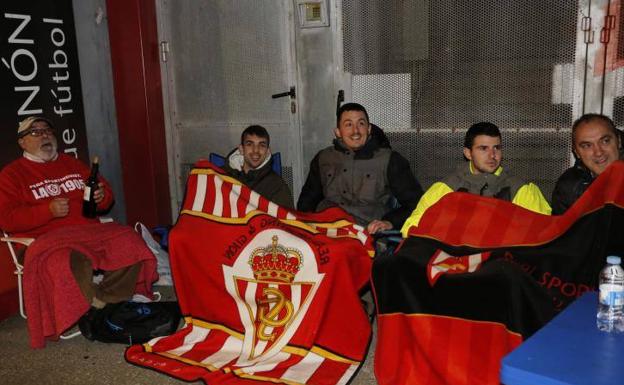 Seguidores del Sporting, haciendo cola para comprar este martes las entradas del derbi.