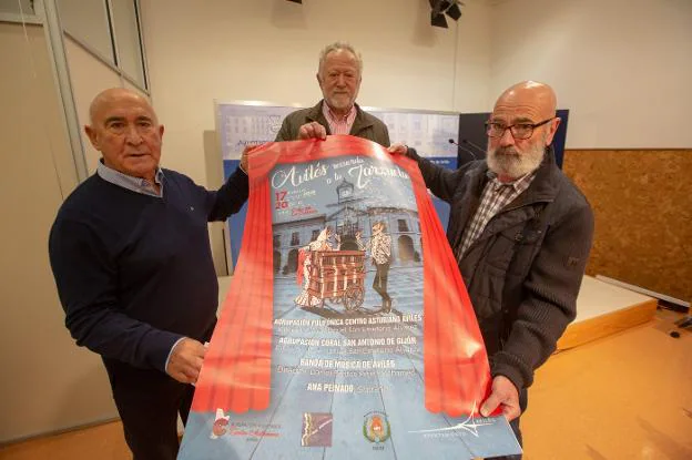 César Coto, José María Fernández y Felipe Arabia muestran el cartel de la zarzuela. 